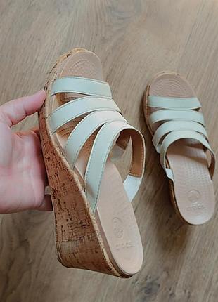 Крокси жіночі р.38-39 (w8) босоніжки crocs шльопанці на підборах танкетці бежеві оригінал a-leigh leather slide sandal