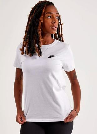Белая женская футболка nike sportswear club essentials с черным вышитым логотипом futura