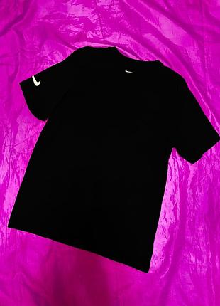 Жіноча чорна спортивна футболка nike m-l оригінал 100% бавовна