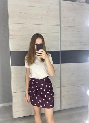 Стильна міні-спідниця в кольорі марсала з білим горохом від zara