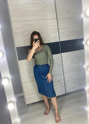 Стильний асиметричний топ stradivarius s оливковий