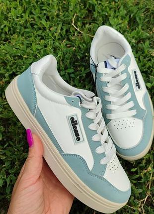 Женские кроссовки ellesse albury белого цвета с голубыми вставками и перфорацией на носке