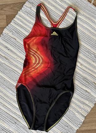 Суцільний купальник adidas.