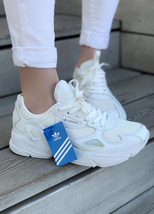 Adidas Ozelio белые женские на ноге