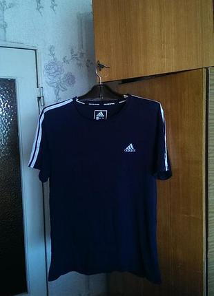 Мужская  футболка adidas размера xl-xxl имеет характерные белые полосы на плечах