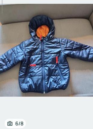 Продам легку та теплу демісезонну куртку для хлопчика. 
​
