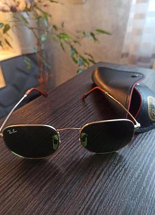 Ці сонцезахисні окуляри ray-ban hexagonal flat lenses rb3548n мають золотисту металеву оправу та зелені лінзи.