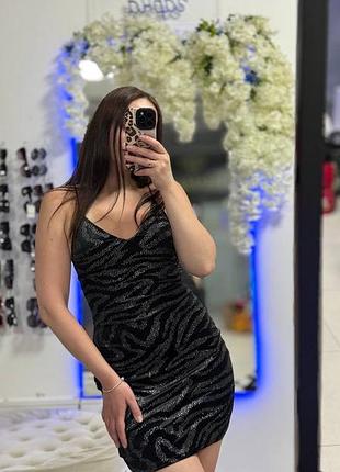 Чорна сукня на тонких бретелях із блискучим візерунком h&m.