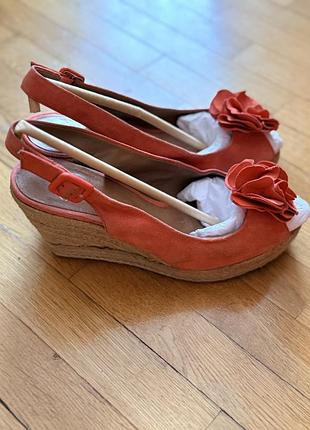 Жіночі босоніжки clarks sinitta bahama із натуральної замші, р. 38.5, коралові