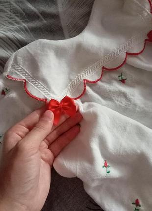 Человечек 3-6 месяцев, для девочки, в белом цвете и красными цветочками