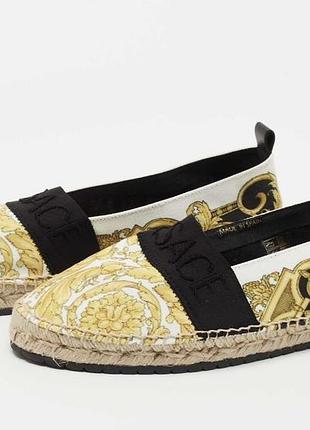 Эспадрильи versace желто-белого цвета с принтом «барокко»