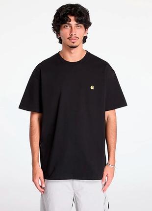 Футболка мужская carhartt wip s/s chase t-shirt в черном цвете с вышитым золотистым логотипом