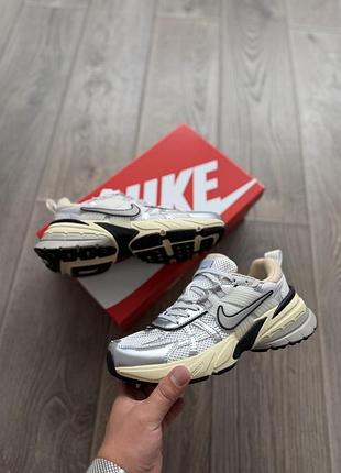 Nike v2k runtekk summit white metalic silver