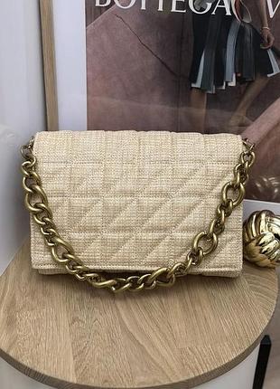 Стьобана сумка-клатч із рафії з масивним золотим ланцюжком zara