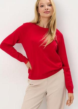 Червоний светр у рубчик схожий на моделі від massimo dutti.