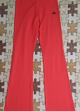Новые яркие леггинсы клеш adidas essentials flared leggings (jd3074) оригинал с бирками
