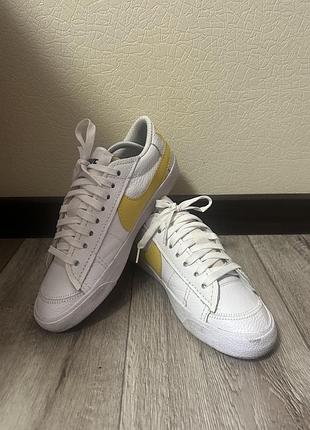 Шкіряні кросівки nike blazer low '77 (original) з жовтим свушем