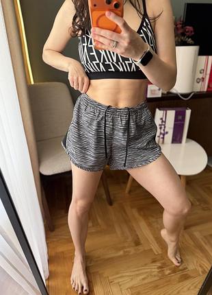 Чорні з білим спортивні шорти для бігу nike