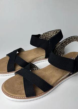 Женские сандалии skechers bobs desert kiss - secret picnic с фирменной стелькой memory foam и мягким текстильным верхом на перекрестных ремешках.