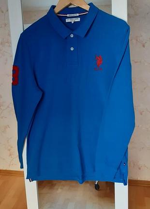 Чоловіча синя сорочка поло u.s.  polo assn.  з довгими рукавами прикрашені яскраво-червоним логотипом на грудях.