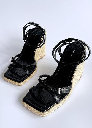 Босоніжки на платформі від topshop 💘