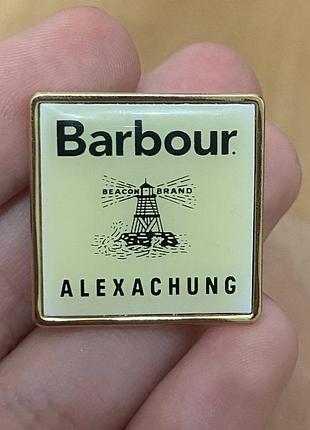 Стильний металевий значок із колаборації barbour × alexa chung. має акуратне емальоване покриття, золотисту окантовку та фірмовий дизайн із маяком.