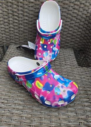 Сабо, крокс крокси crocs classic tie-dye graphic clog 
m6w8