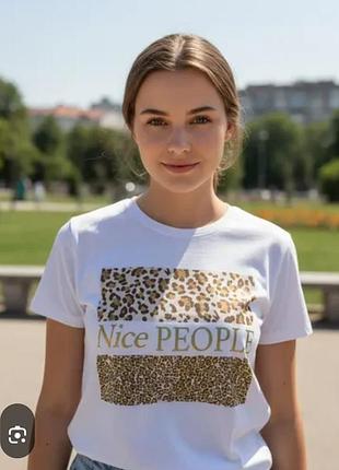 Жіноча футболка з принтом леопарда.
