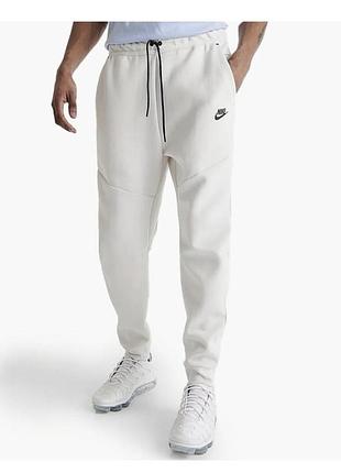 Білі штанці nike tech fleece