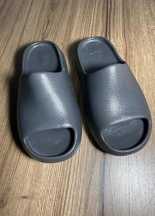Продам дитячі шльопанці adidas yeezy