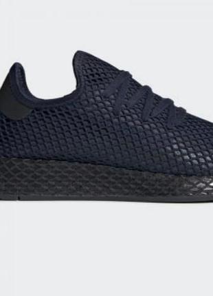 Кросівки adidas.