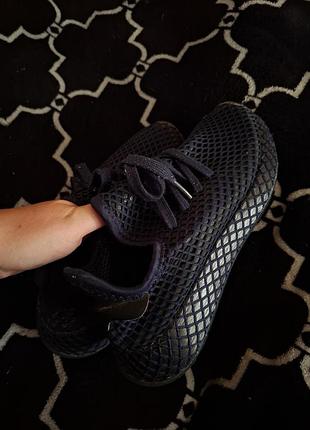 Кросівки adidas.