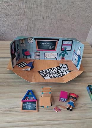 Ігровий набір з лялькою lol surprise furniture teacher's pet (mga entertainment, сша) лол сюрпрайз 3 серії клас розумниці