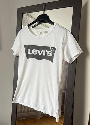 Жіноча біла футболка levi’s з великим логотипом s-m – ідеальний стан