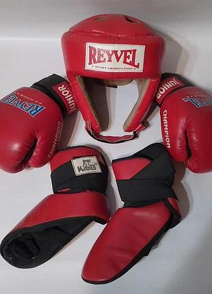 Комплект для кикбоксинга, карате, бокса. шлем, перчатки, футы. reyvel junior.