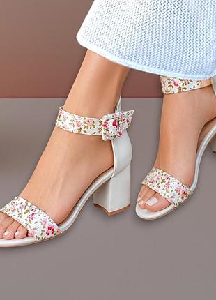 Босоножки женские белые с закрытой пяткой на устойчивых каблуках 40(26 см)