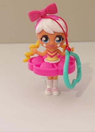 Кукла-брелок fashion fidgets от компании wowwee.игрушка сочетает в себе стиль модной куклы и функционал антистресса типа pop-it.