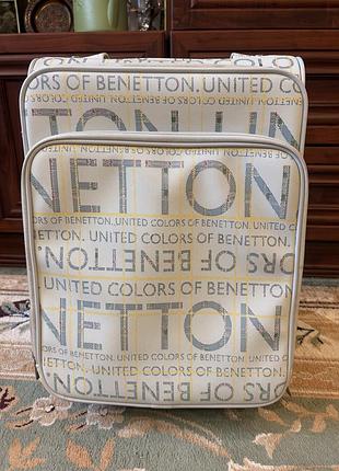 Невеликий тканинний чемодан united colors of benetton (розмір приблизно — 30–40 см).