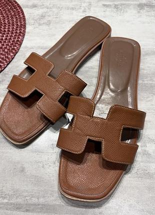Шльопанци в стилі hermes oran эрме оран коричневі