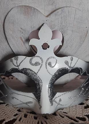 Венецианская маска белого цвета. маска имеет изящную форму в стиле "swan" (лебедь).применимое, из собственного гардероба моей дочурки