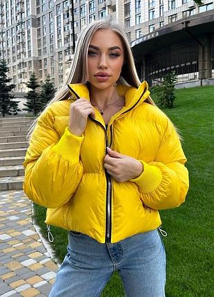 Жовта тепла коротка зимова куртка пуховик з гумкою знизу та кишенями на блискавці (пуффер), 48-50