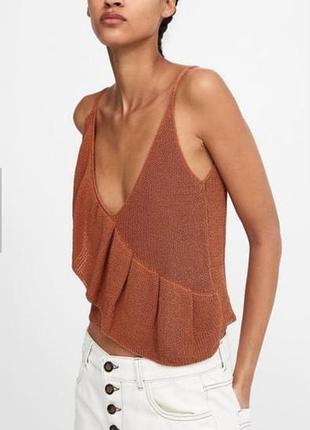 Вʼязаний топ з воланами від бренду zara