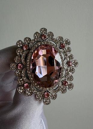 Металева брошка з рожевим кристалом «рожева імператриця» у вінтажному стилі