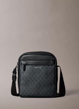 Чоловіча чорна сумка кросбоді через плече calvin klein з монограмним лого