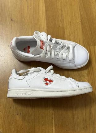 Кросівки adidas stan smith з червоним серцем