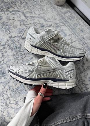 Стильні жіночі кросівки nike vomero 5 photon dust