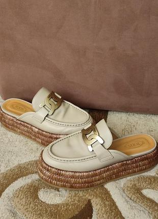 Шльопанці мюлі tod's kate leather mules. 37 розмір, бежевого кольору, з високоякісної телячої шкіри. італія!