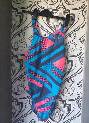 Суцільний купальник — жіноча модель nike swim tidal riot із геометричним принтом у синіх та рожевих тонах.