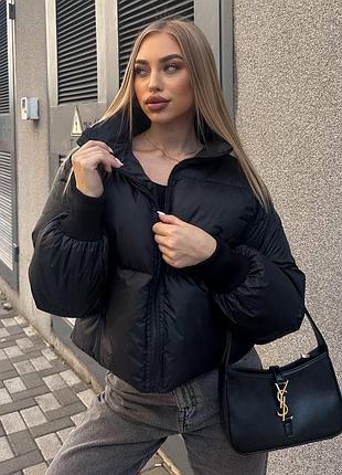 Чорна тепла коротка зимова куртка пуховик з гумкою знизу та кишенями на блискавці (пуффер), 48/50