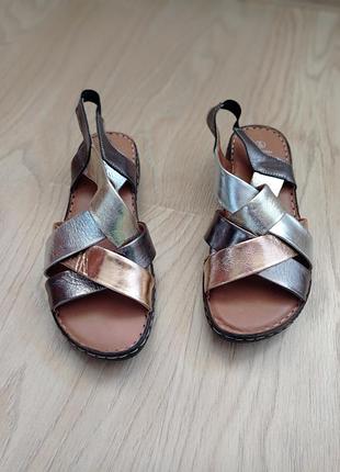 Стильные босоножки pavers